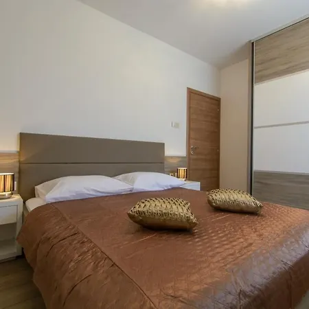 Apartman Seaside With A Swimming Pool Rastici, Ciovo - 11092 *